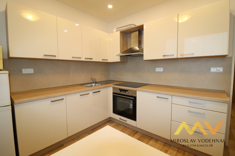 Pronájem rekonstruovaného bytu 2+kk, 42 m², Hradec Králové – třída Edvarda Beneše.
