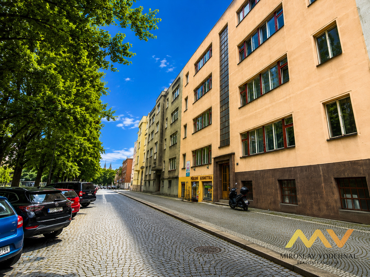 Pronájem prostorného bytu 3+1, 98 m² s balkonem, Hradec Králové – ul. Nerudova.