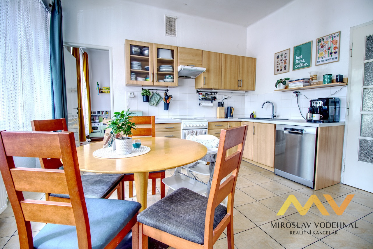 Pronájem prostorného bytu 3+1, 98 m² s balkonem, Hradec Králové – ul. Nerudova.