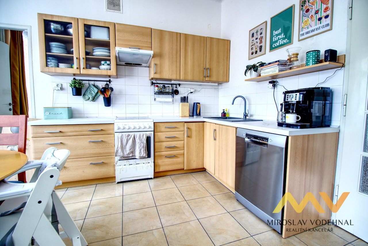 Pronájem prostorného bytu 3+1, 98 m² s balkonem, Hradec Králové – ul. Nerudova.