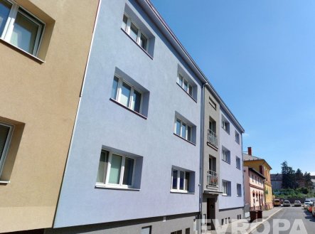 Modernizovaný byt 3+1 se zahradou a parkováním.