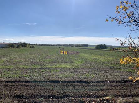 Prodej rovinatého pozemku v sousedství Červeného Újezdu, pole o výměře 22522 m2 , Unhošť