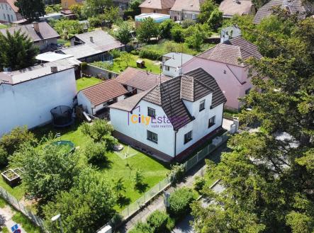 Rodinný dům se zahradou v klidné vilové čtvrti