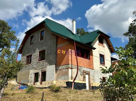Prostorný rodinný dům k dokončení, velká zahrada s přírodním jezírkem