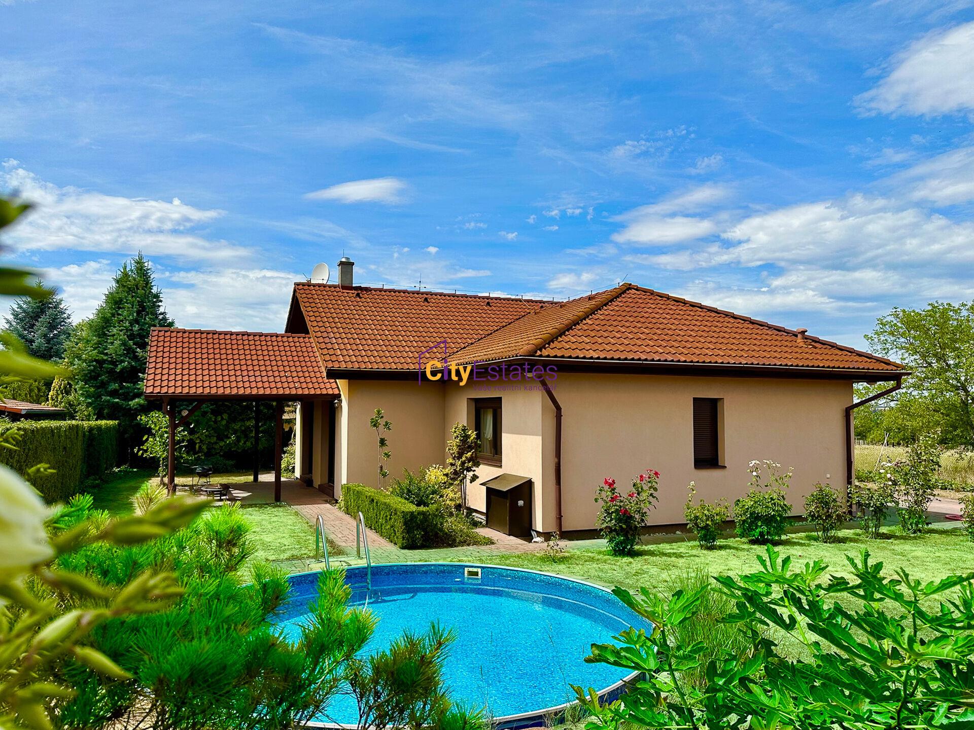 Dvougenerační rodinný dům se dvěma bytovými jednotkami, 182 m2, pozemek 813 m2, Mělník