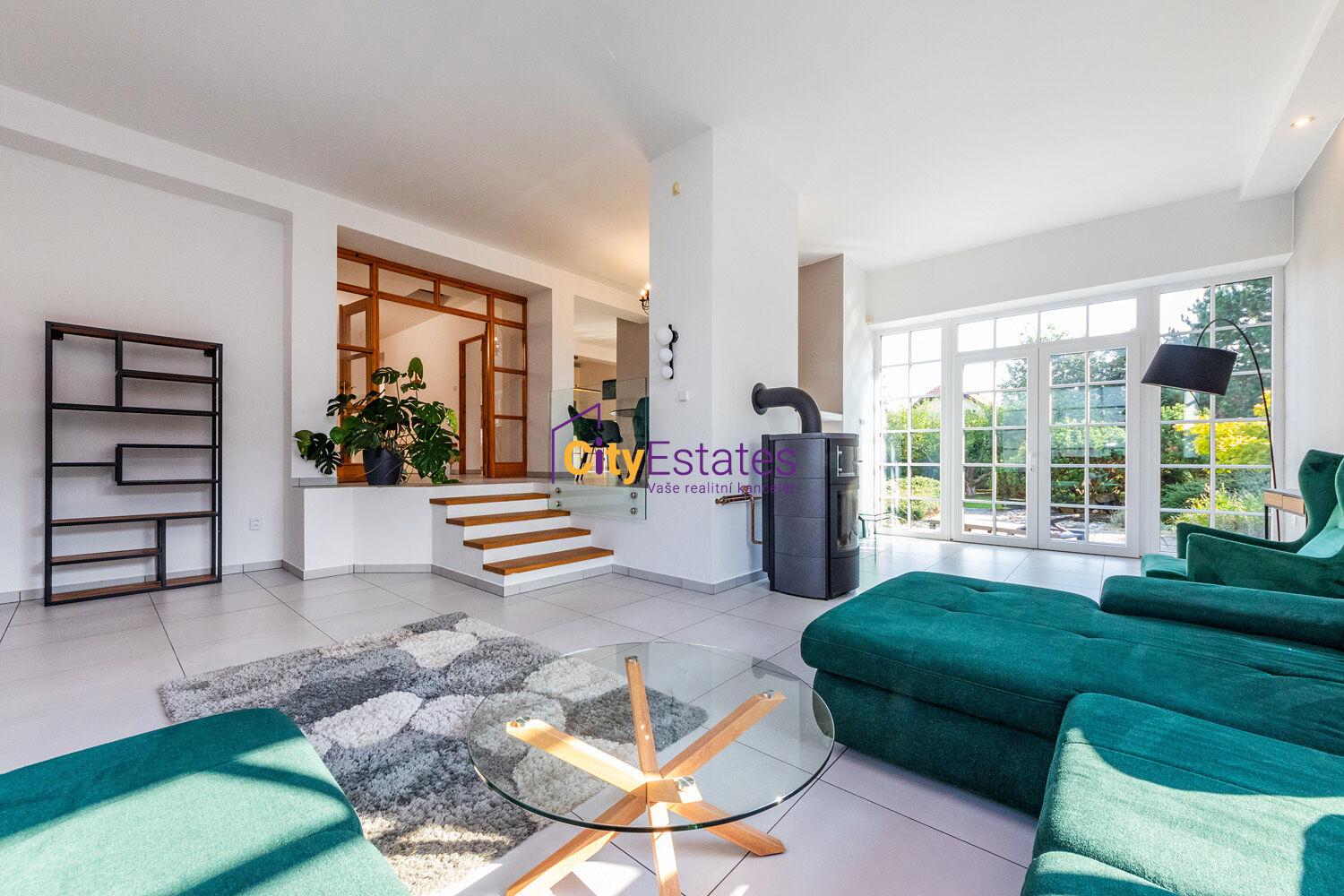 Pronájem  moderníhoi prostorného RD se zahradou a parkovacím stáním pro dvě auta    - Praha Hrnčíře