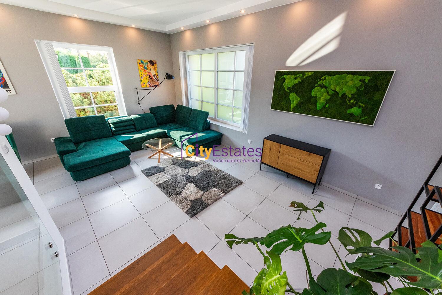 Pronájem  moderníhoi prostorného RD se zahradou a parkovacím stáním pro dvě auta    - Praha Hrnčíře