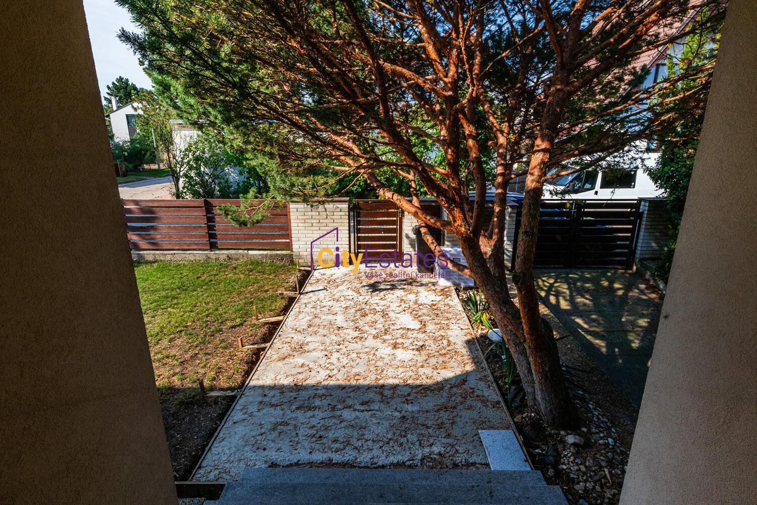 Pronájem  moderníhoi prostorného RD se zahradou a parkovacím stáním pro dvě auta    - Praha Hrnčíře