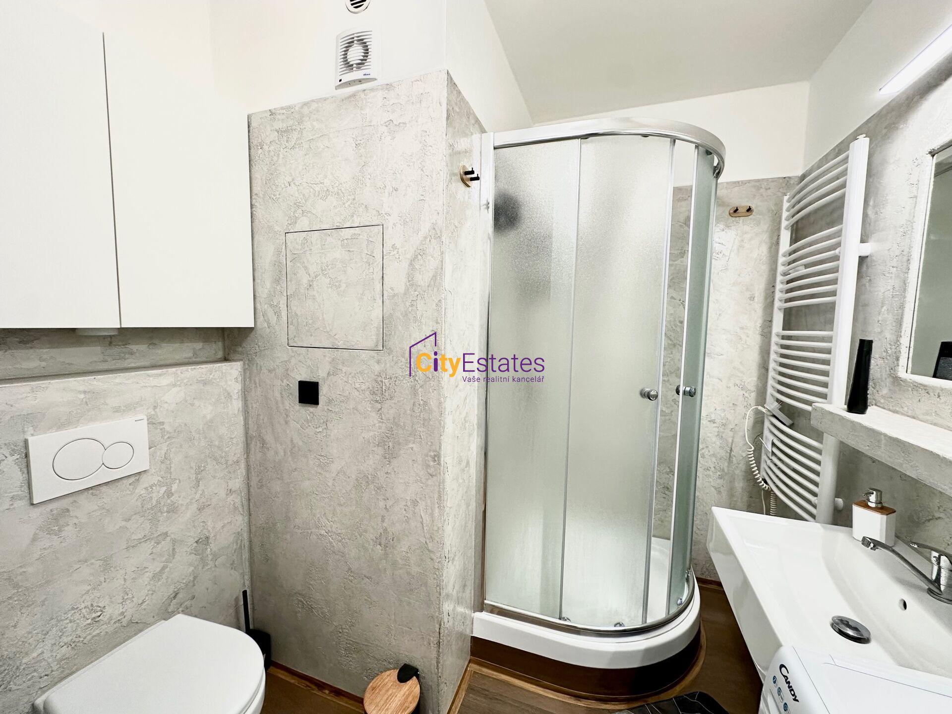 Vybavený, klidný a světlý byt 2+kk s velkou lodžií, blízko Hostivařské přehrady