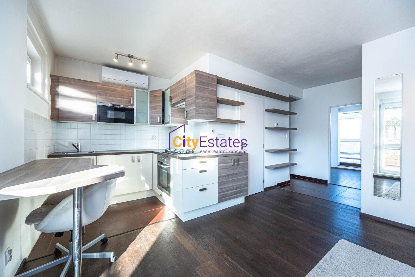 Úžasný prosvětlený byt s panoramatickým výhledem, terasou a zimní zahradou