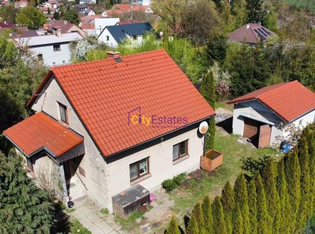 Menší dům se zahradou 790 m2, nedaleko Prahy, určený k rekonstrukci