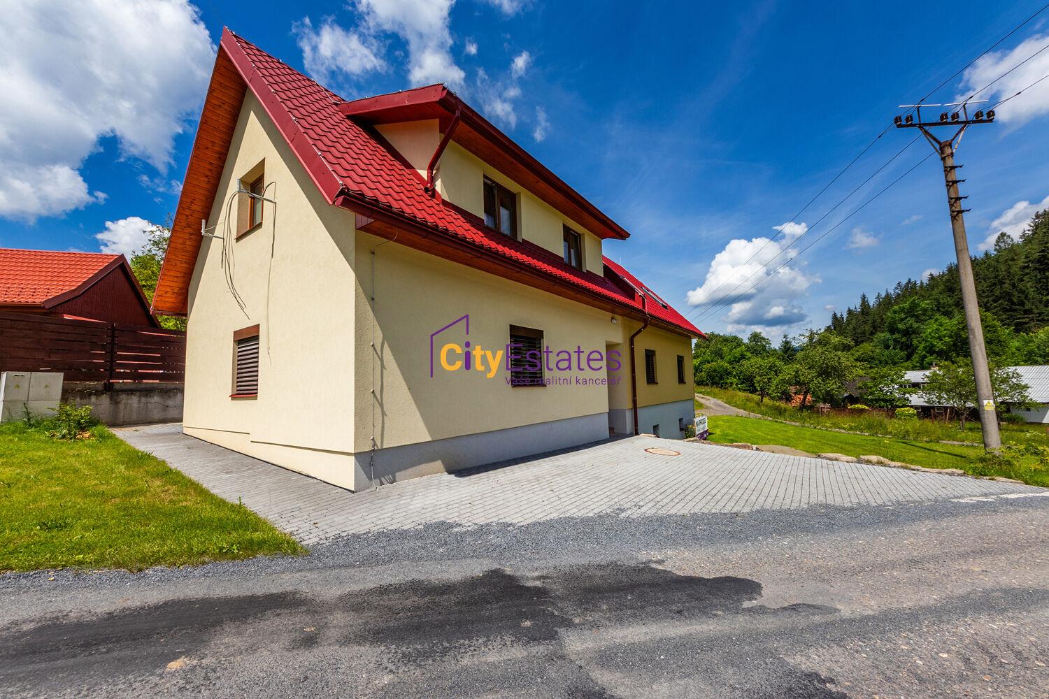 Polovina RD s garáží, terasou, zahrádkou a dalším parkovacím stáním