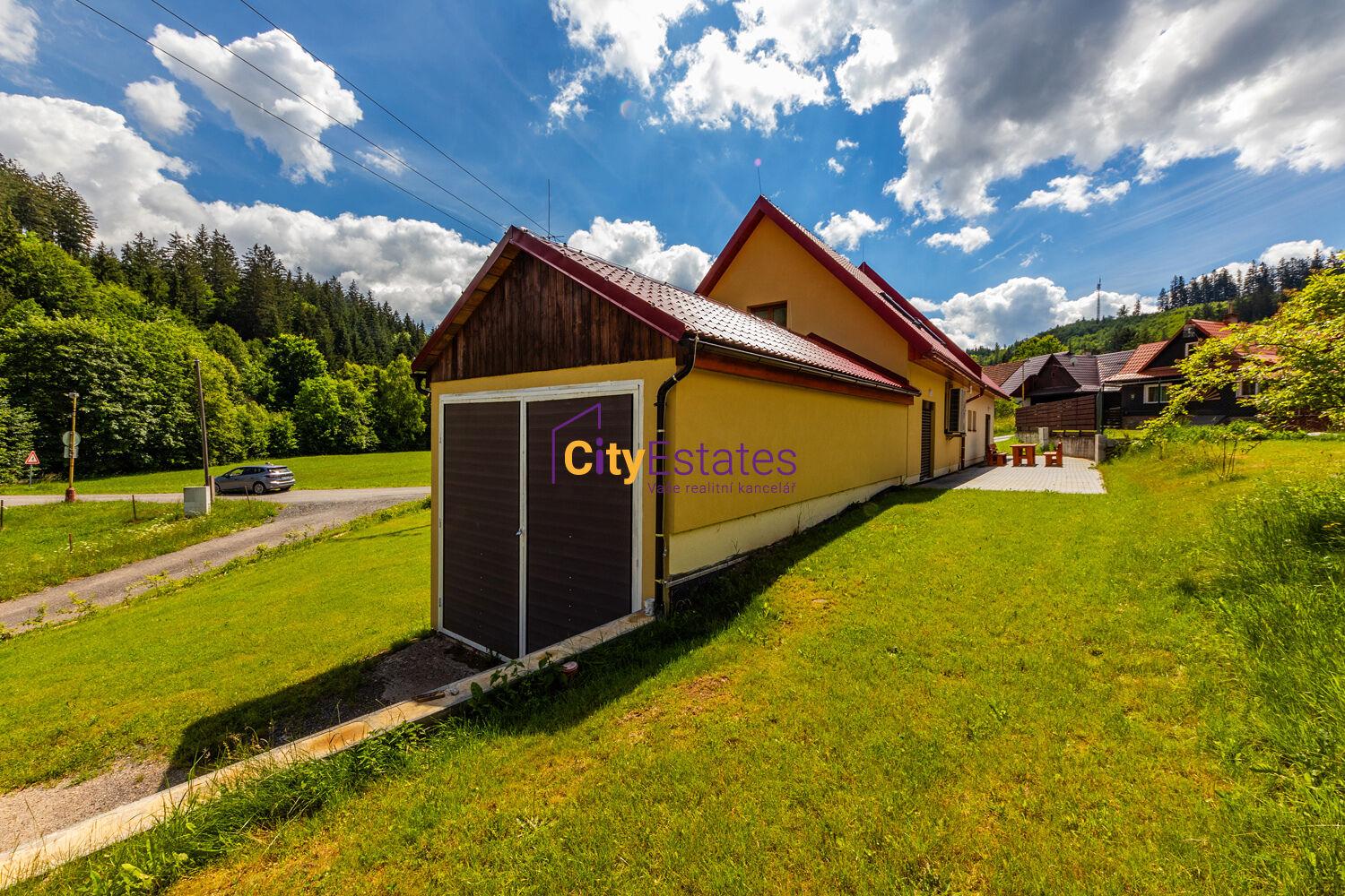 Polovina RD s garáží, terasou, zahrádkou a dalším parkovacím stáním