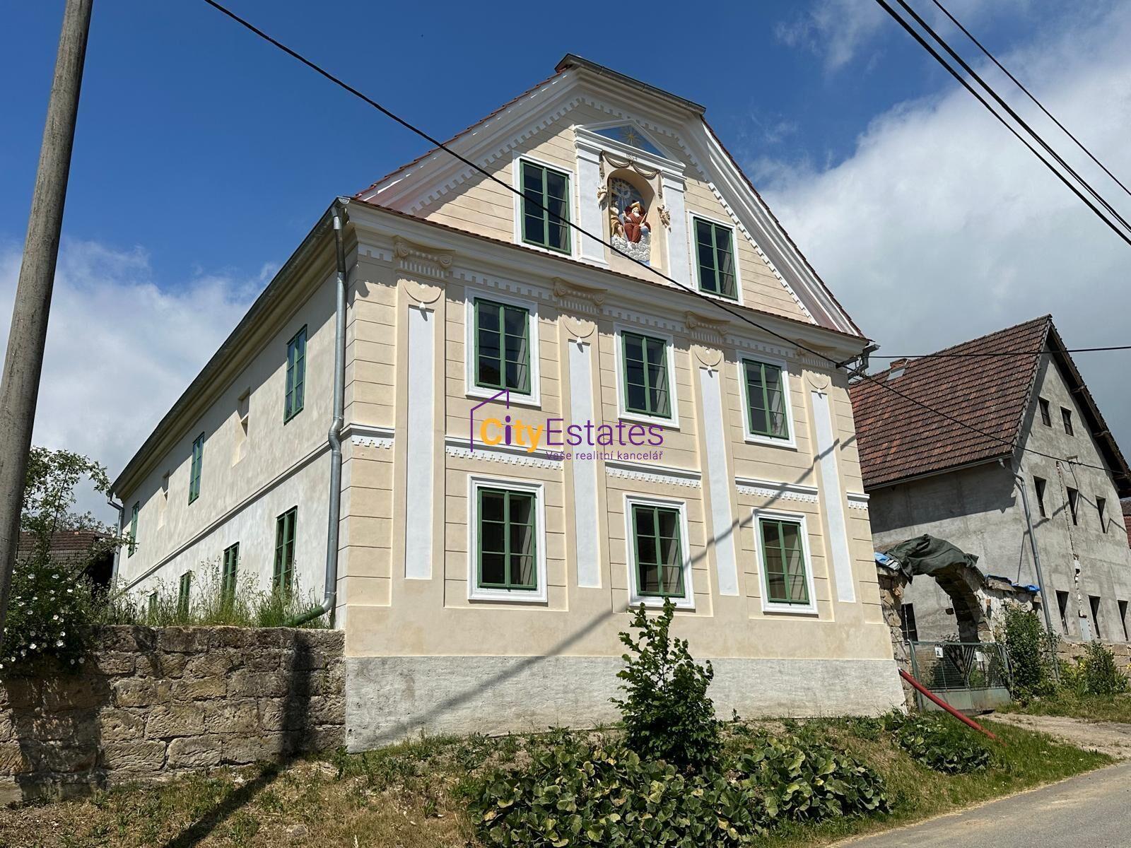 Historický statek z roku 1854 v Domašicích na Kokořínsku, 65 km od Prahy