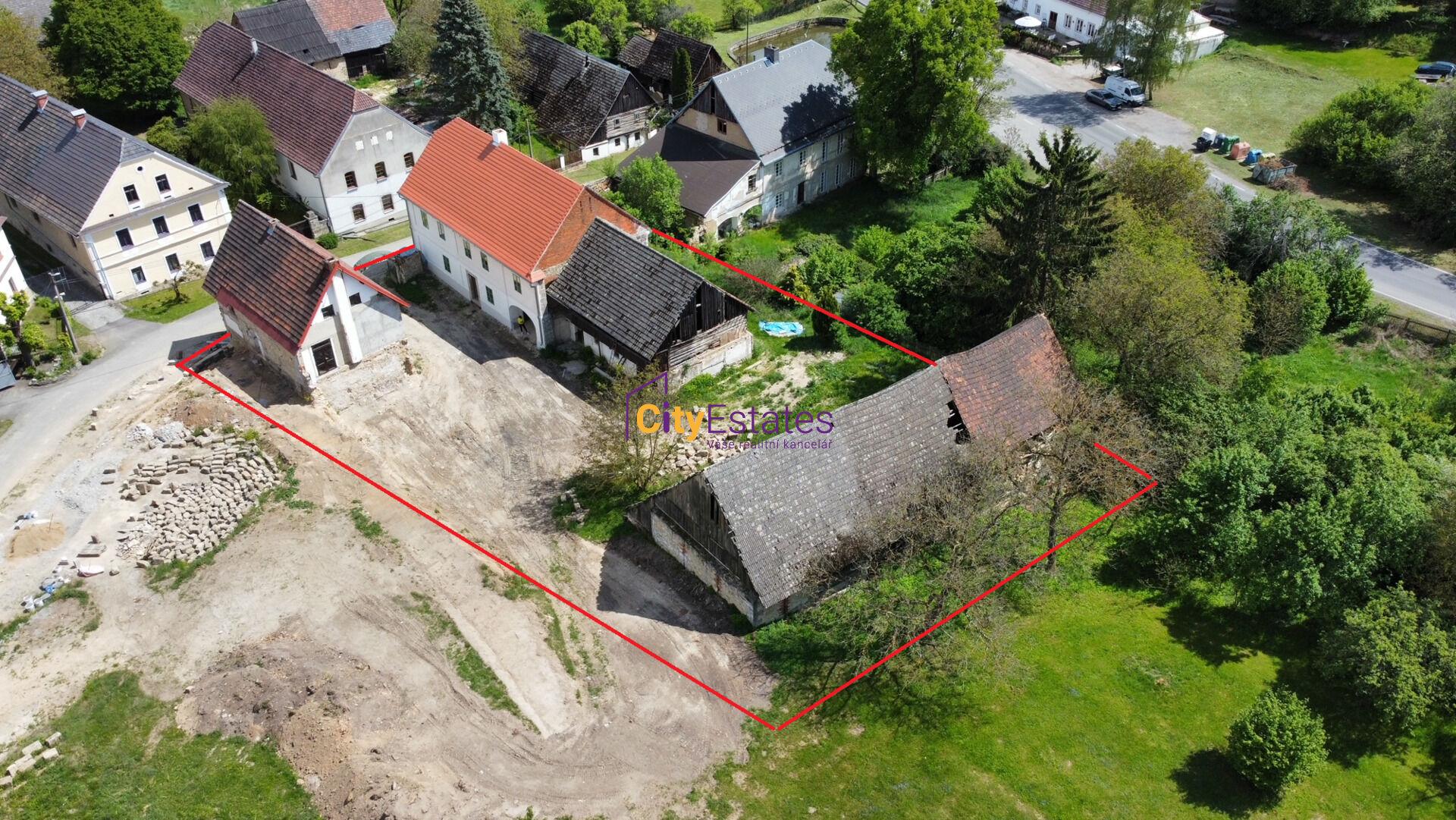 Historický statek z roku 1854 v Domašicích na Kokořínsku, 65 km od Prahy