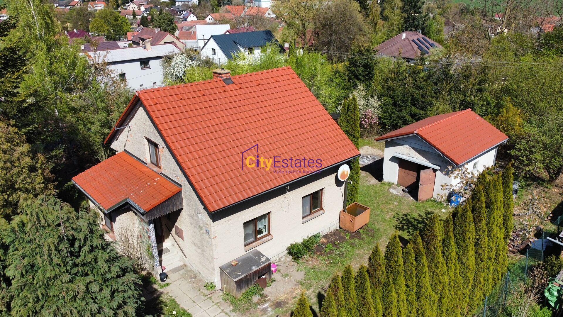 Domek se zahradou 790 m2, nedaleko Prahy, po částečné rekonstrukci