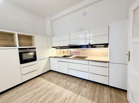 Klidný byt 2+kk s úložnými prostory nedaleko Strossmayerova náměstí, Praha 7