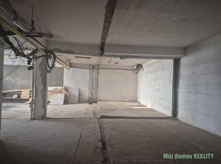 Pronájem komerčního objektu, průmyslový areál, 695 m²