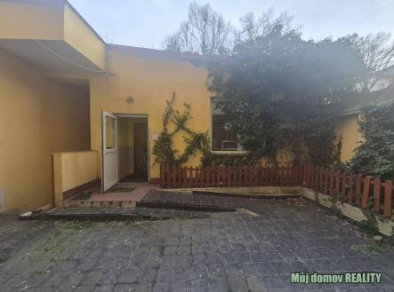 Pronájem obchodní prostor, 300 m²