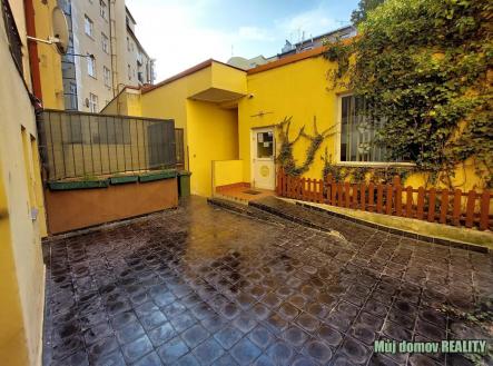 Pronájem obchodní prostory, 300 m²