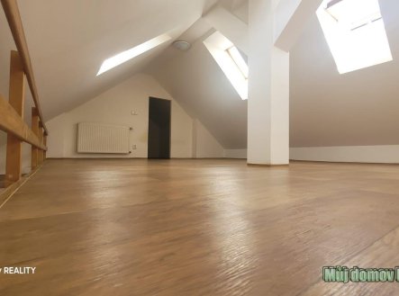 Pronájem mezonetového bytu 3+kk (85 m) Praha 16 - Radotín, ul. Věštínská.