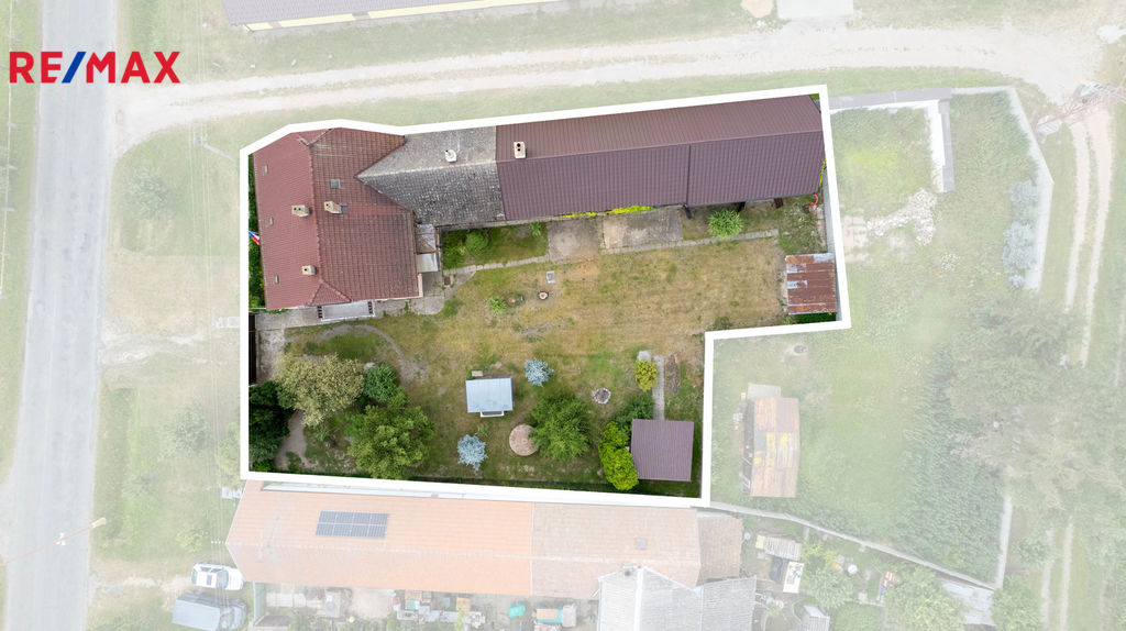 Letecký snímek domu s vyznačením tvaru pozemku