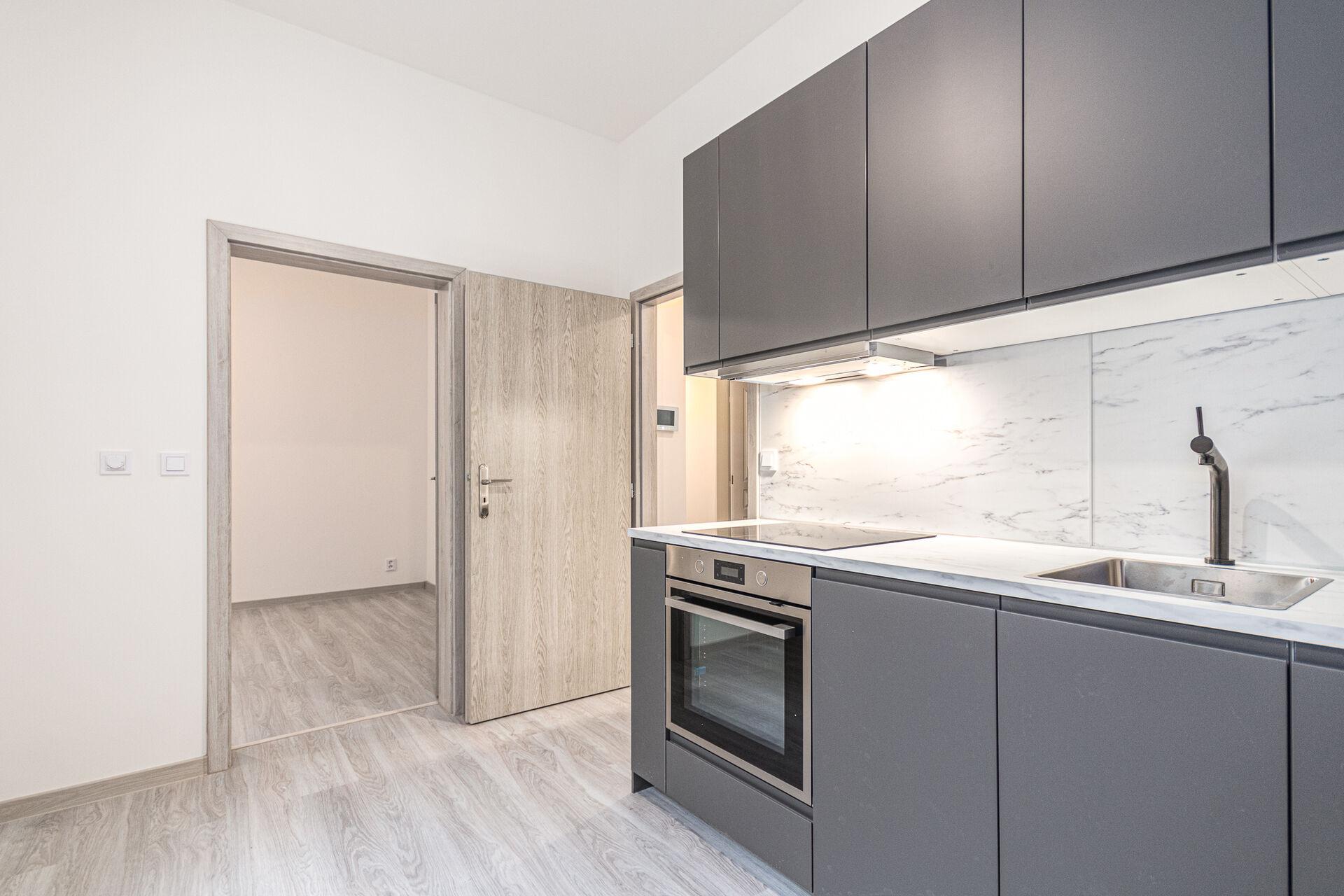 Pronájem bytu 1+1, 30 m² – Košická ulice, Praha