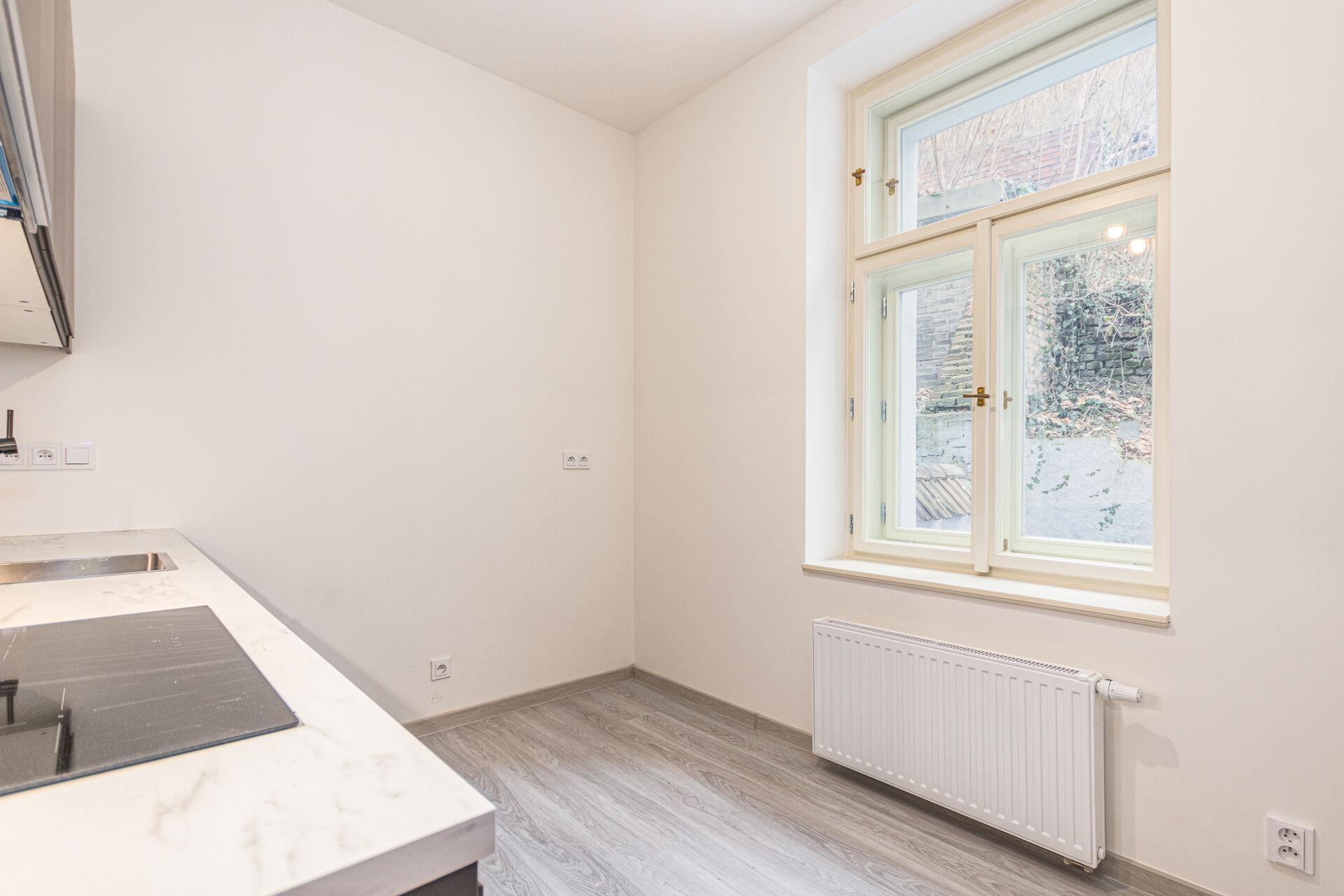 Pronájem bytu 1+1, 30 m² – Košická ulice, Praha