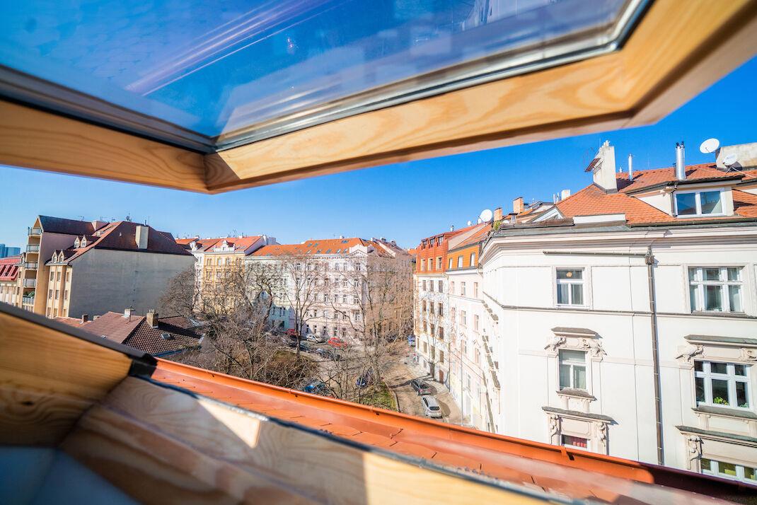 Prodej bytu 1+kk (24,5 m²) s uloženým půdním prostorem (27 m²) – Košická, Praha 10