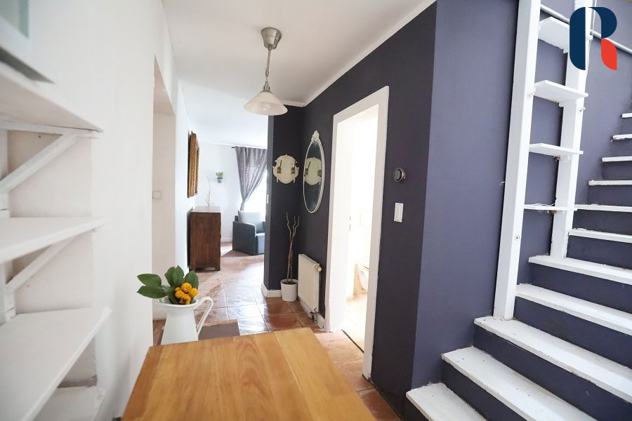 dolní chodba se schodištěm