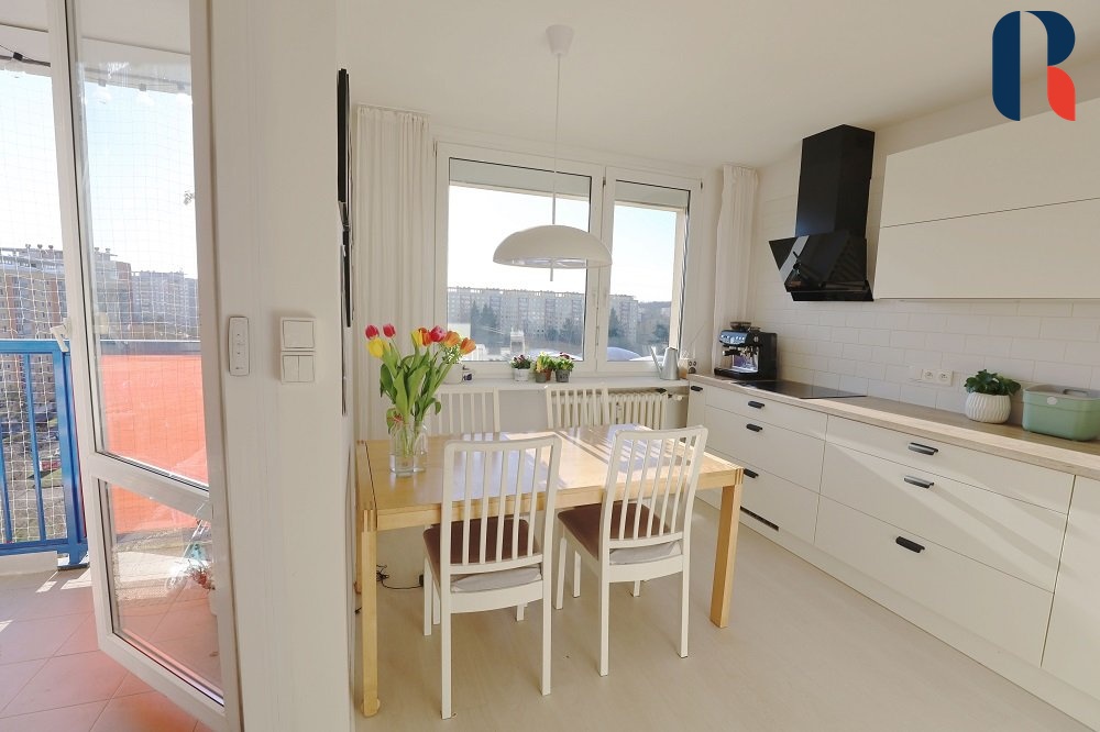 Kuchyň se vstupem do lodžie