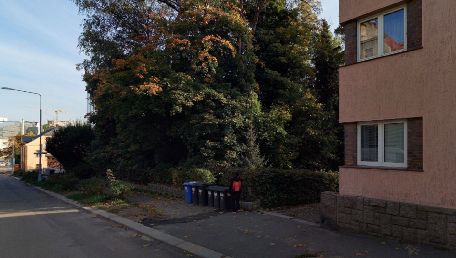 Pohled na pozemek ze Sokolské ulice