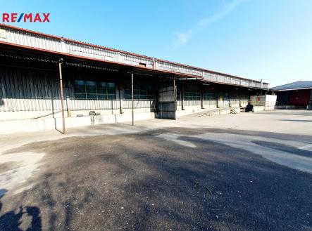 Pronájem - skladovací prostor, 687 m²