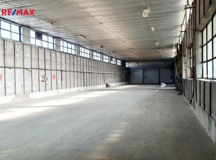 Pronájem - skladovací prostor, 687 m²