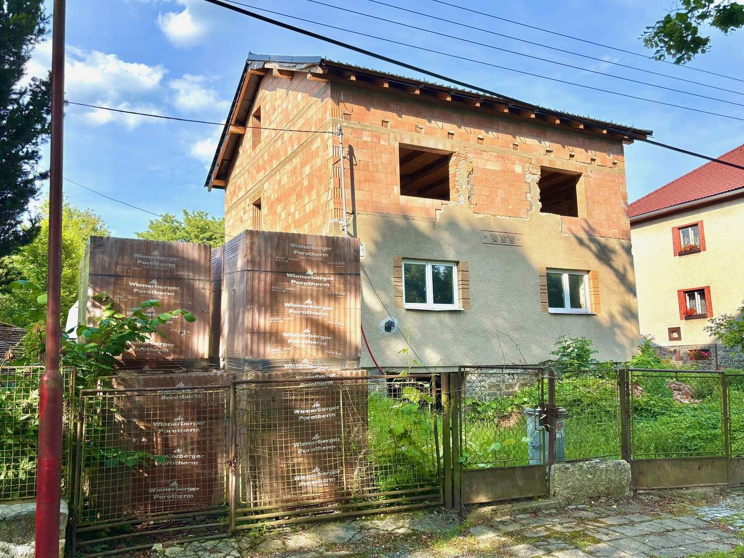 Prodej hrubé stavby vícegeneračního RD se zahradou v obci Dolní Rožínka