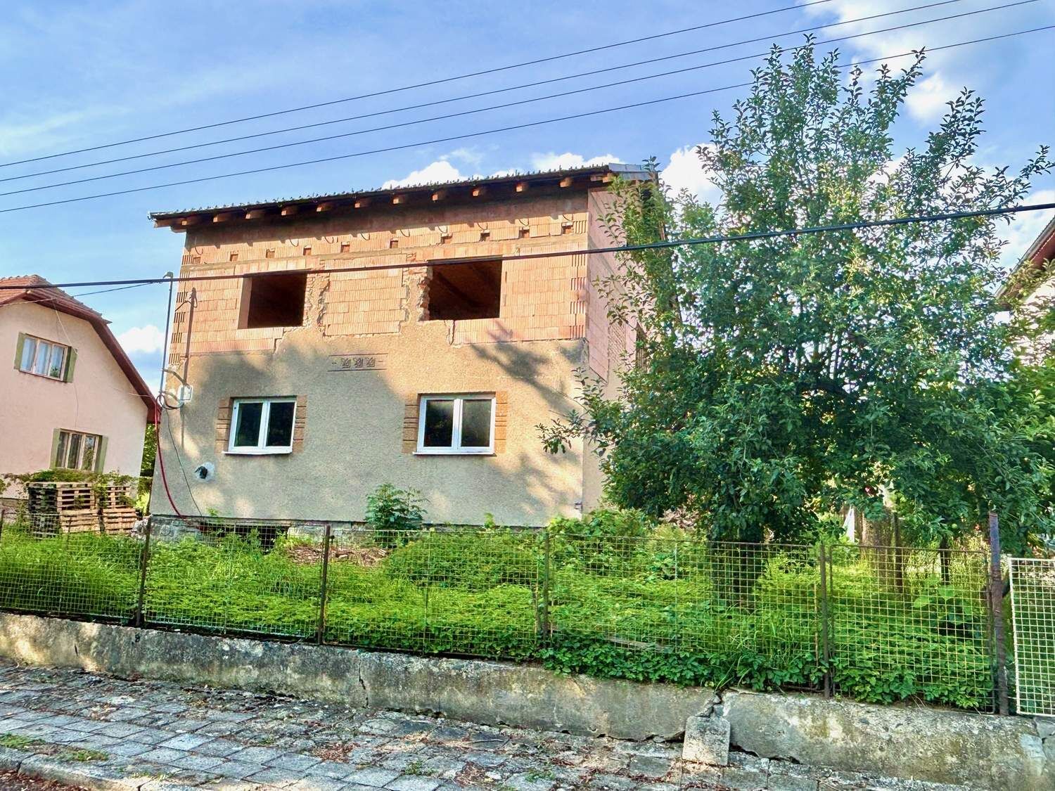 Prodej hrubé stavby vícegeneračního RD se zahradou v obci Dolní Rožínka