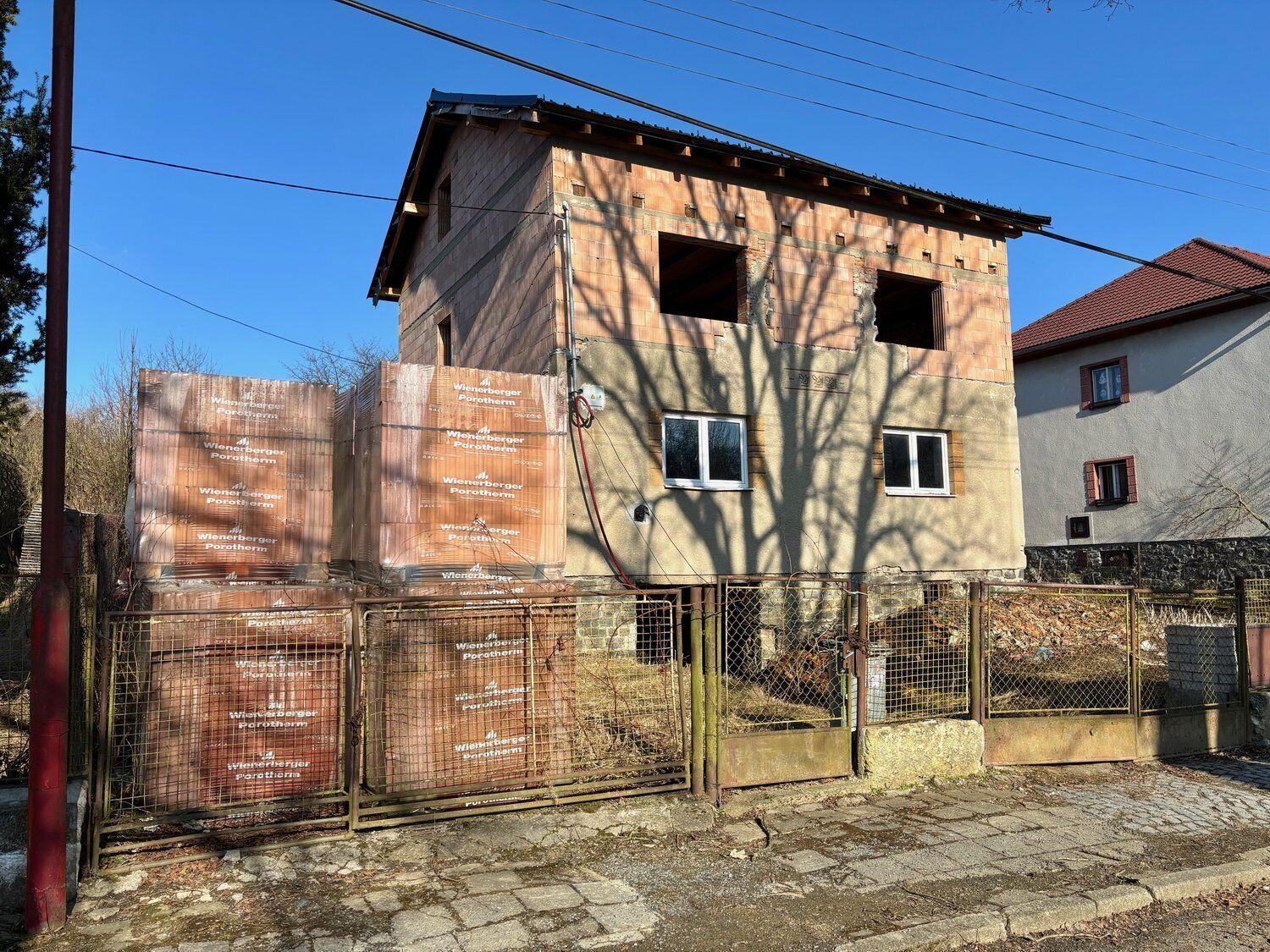 Prodej hrubé stavby vícegeneračního RD se zahradou v obci Dolní Rožínka