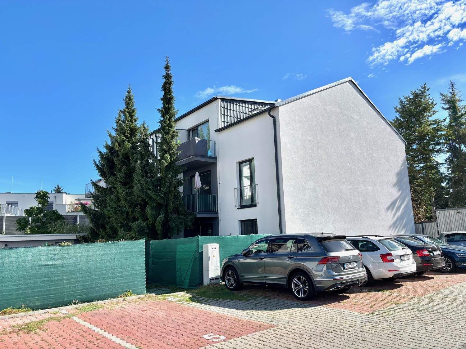 Vyhrazené parkovací místo k bytu v ceně