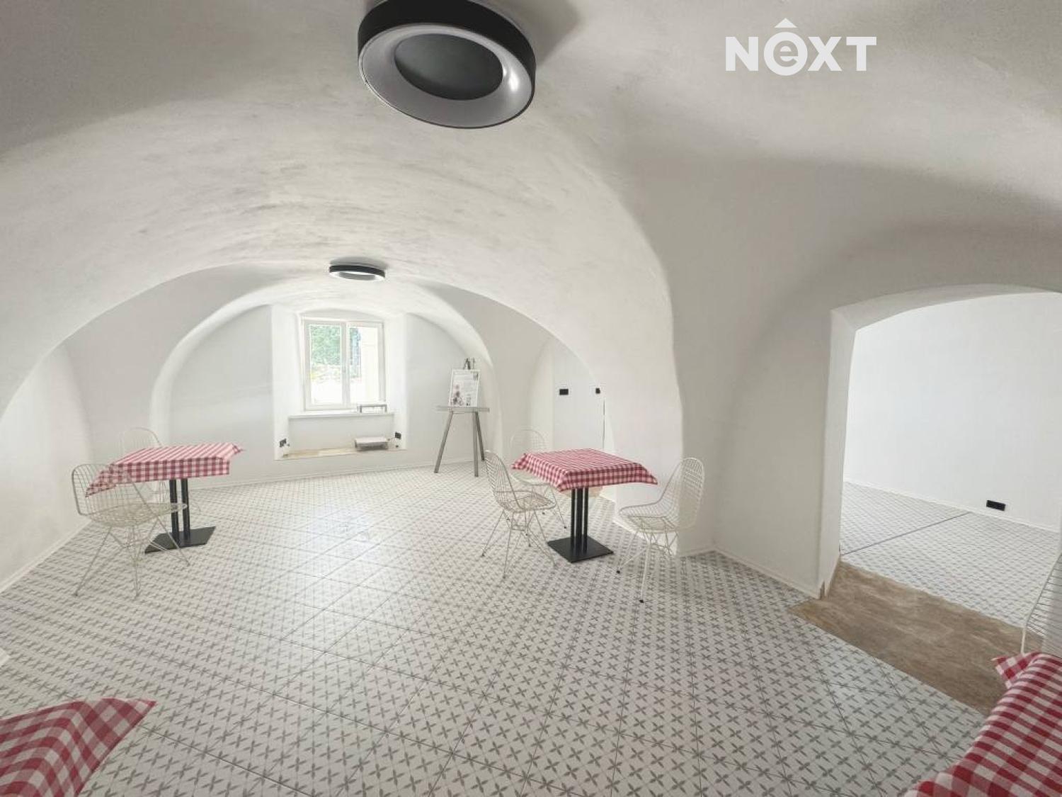 Pronájem komerční Obchodní prostory, 87㎡