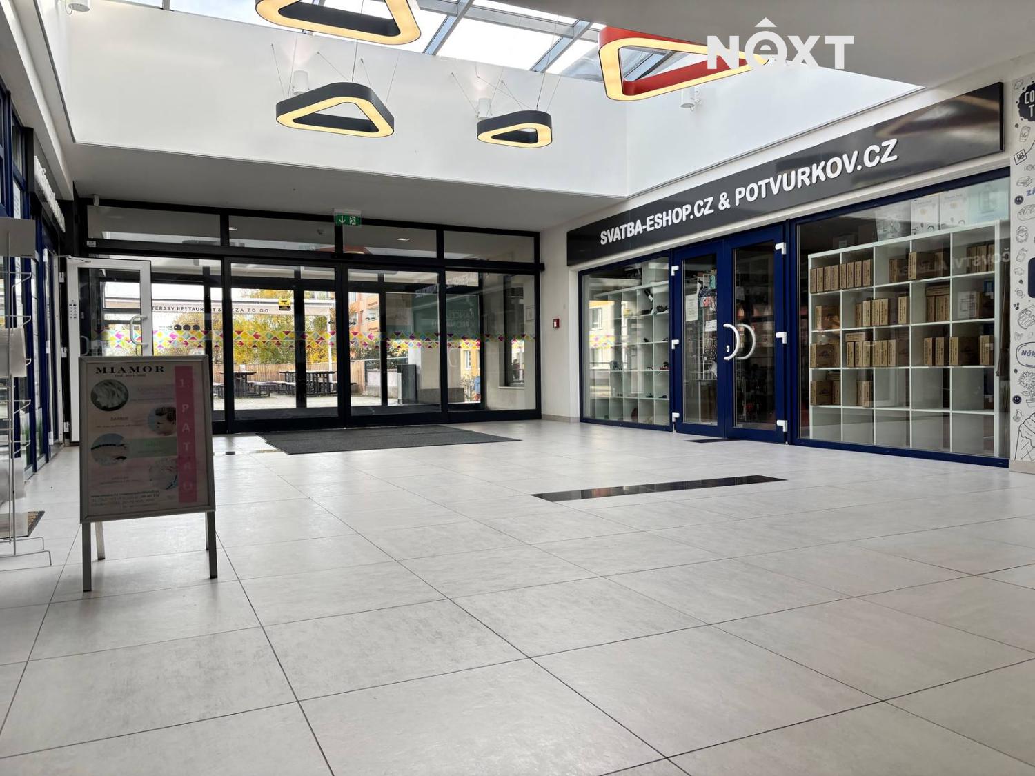 Pronájem komerční Obchodní prostory, 102㎡