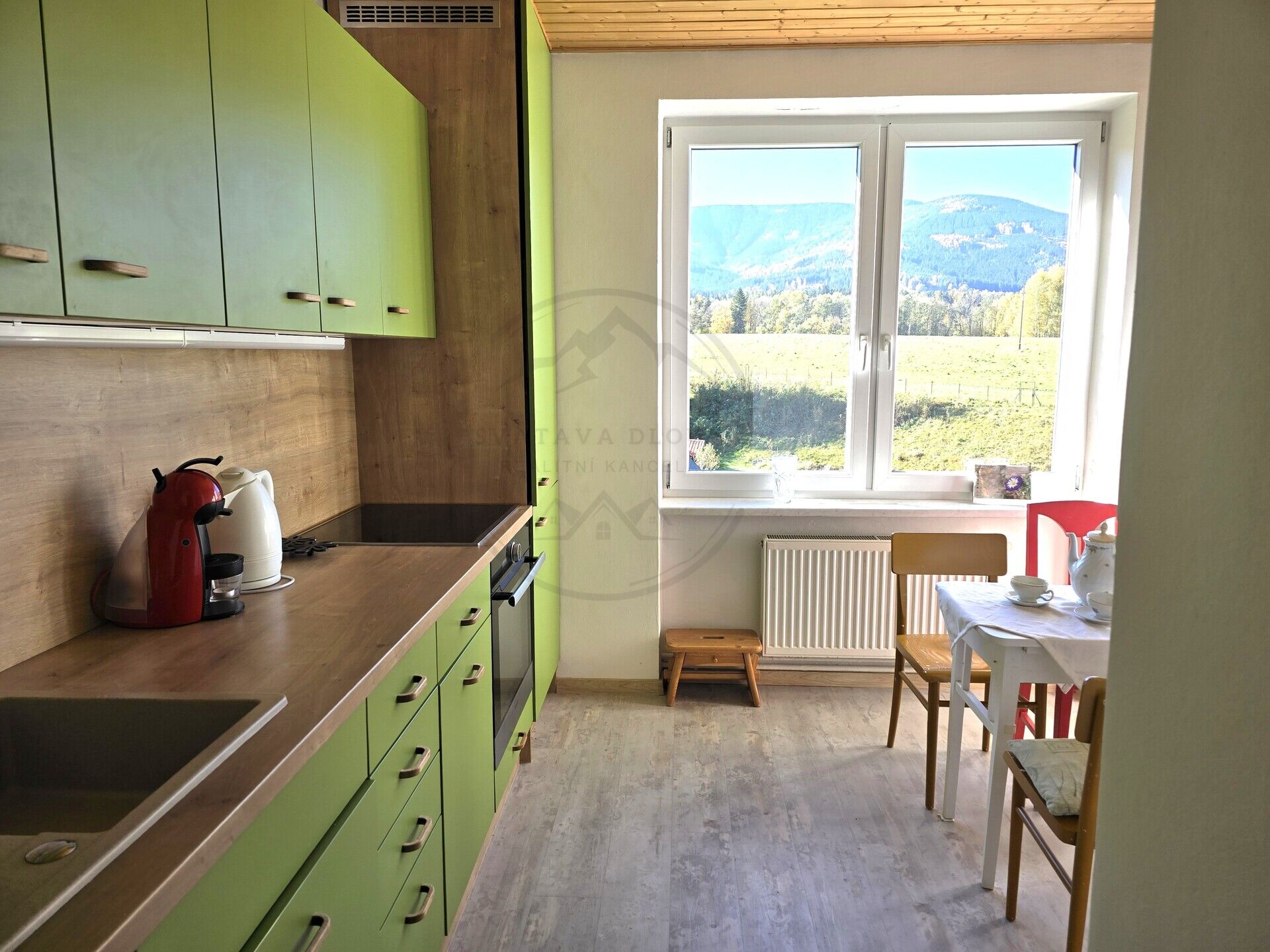 Prodej prostorného, prosvětleného bytu 3+1 s nádherným výhledem na hory