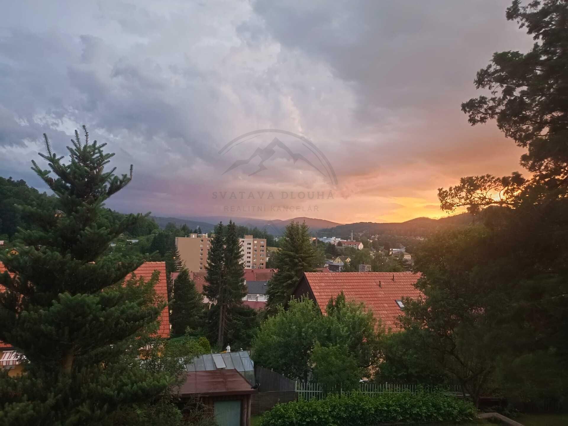 Rodinný dům se zahradou a dvěma garážemi na lukrativním místě v Jeseníku s výhledem na hory