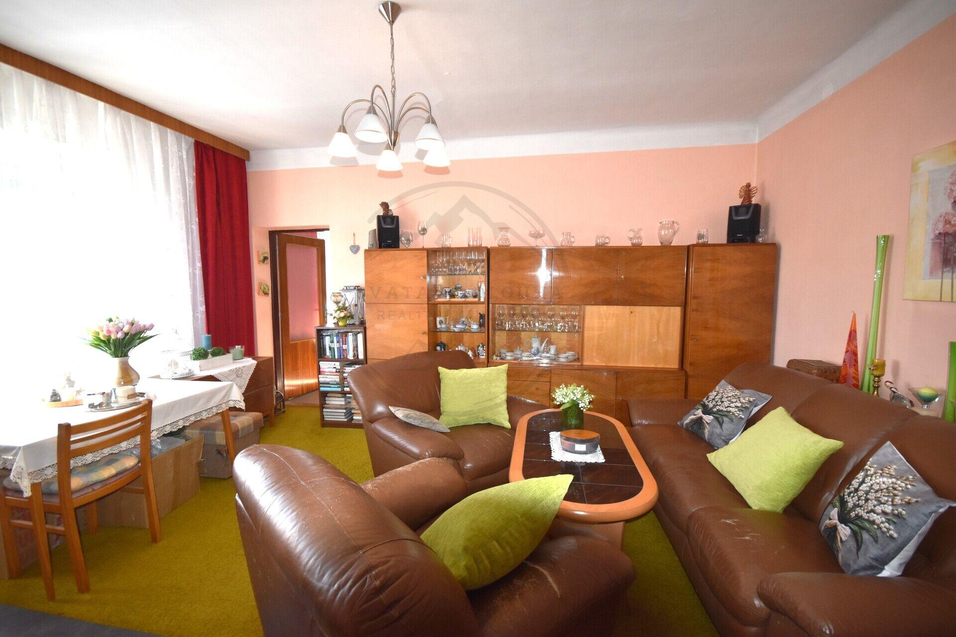 Nabízím k prodeji byt 3+1 s balkonem a zahradou nacházející se v bytovém domě v Jeseníku.