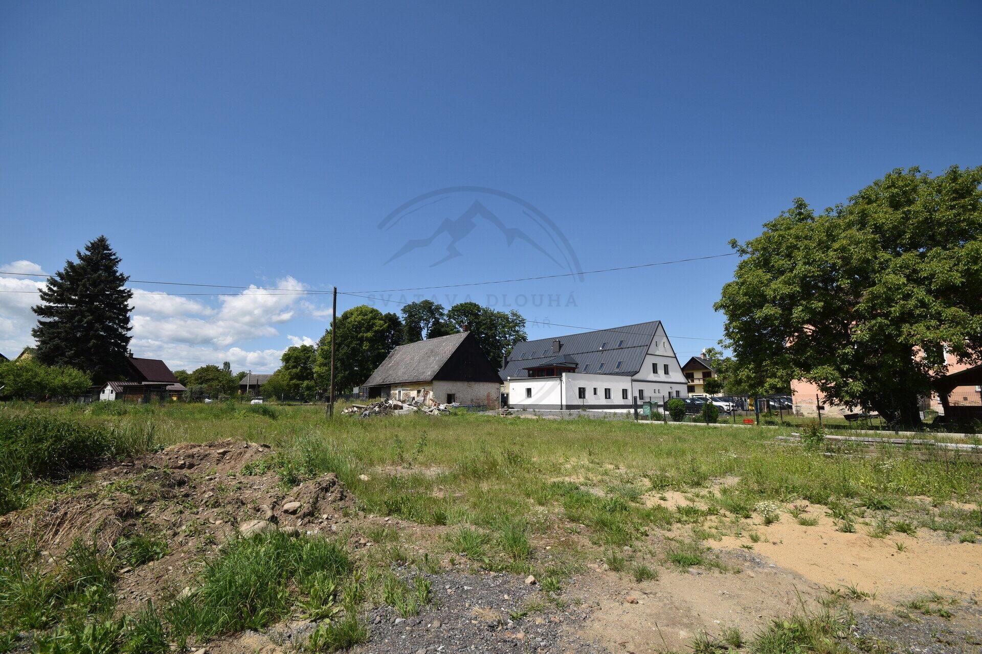 Výjimečný komerční areál, stavebními pozemky a možností vlastního bydlení.