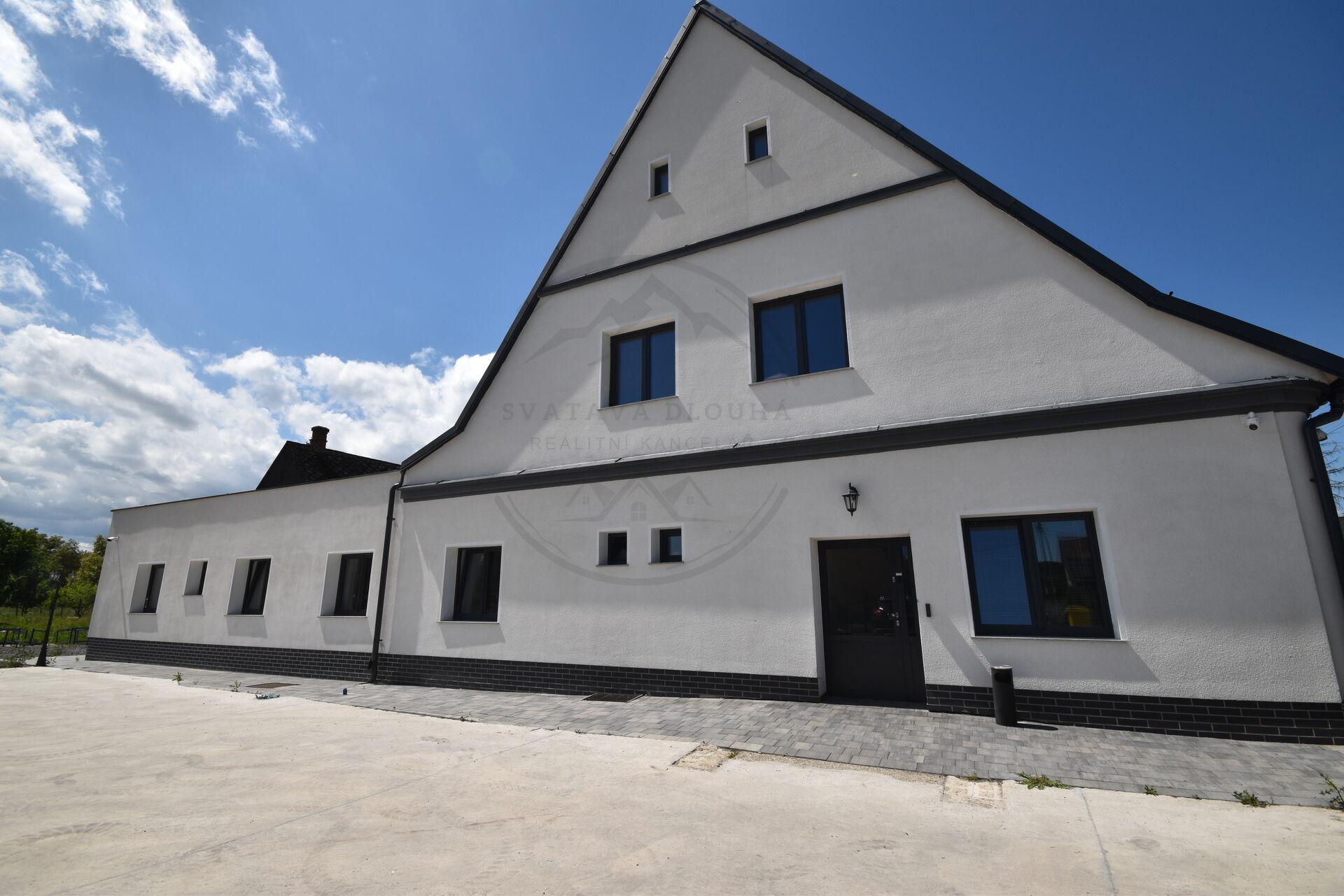 Prodej rodinného domu s rozsáhlými stavebními pozemky v obci Mikulovice