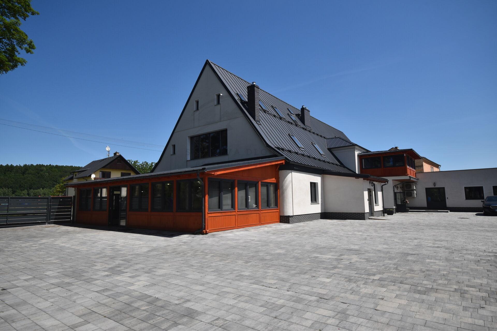 Prodej rodinného domu s rozsáhlými stavebními pozemky v obci Mikulovice