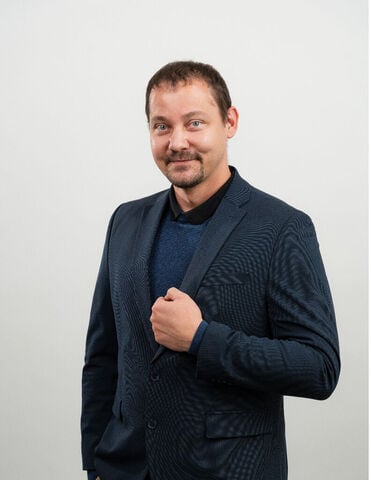 Pronájem krásného bytu o velikosti 110 m2 s terasou, velkou zahradou a garáží v blízkosti metra. Nabízíme k pronájmu krásný byt v ulici U Nikolajky. Byt má velkou vstupní halu. Pronajímá se zařízený značkovým nábytkem. V kuchyně naleznete kuchyňskou linku Sýkora s kvalitními spotřebiči značky Miele a Kuppersbusch. Obývací pokoj je zařízen Natuzzi sedačkou. Nadstandartně velká ložnice, kde je krom postele velká šatní skříň a spousta úložného prostoru. Další menší ložnice má vestavěnou skříň. Z obývacího pokoje je výstup na zahradu, která skýtá prostor pro příjemné posezení. Zahrada je dostatečně velká pro trampolínu i nadzemní bazén. Koupelna disponuje sprchovým koutem i vanou. V bytě jsou dvě WC, jedno v koupelně, další samostatně. Jednotlivé pokoje jsou neprůchozí. Podlahy jsou kryty parketami. Byt má videotelefon. Vjezd do garáže je na dálkové ovládání. Výhodou je velmi klidná lokalita, v blízkosti parku a dochozí vzdálenosti na metro, zdravotnické středisko a nákupní centrum Nový Smíchov.