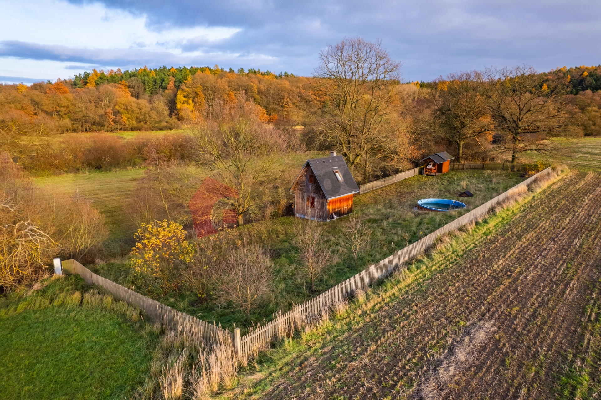 Prodej zahrady s chatkou, domkem na nářadí studnou a elektřinou - obec Tochovice, jižně od Příbrami