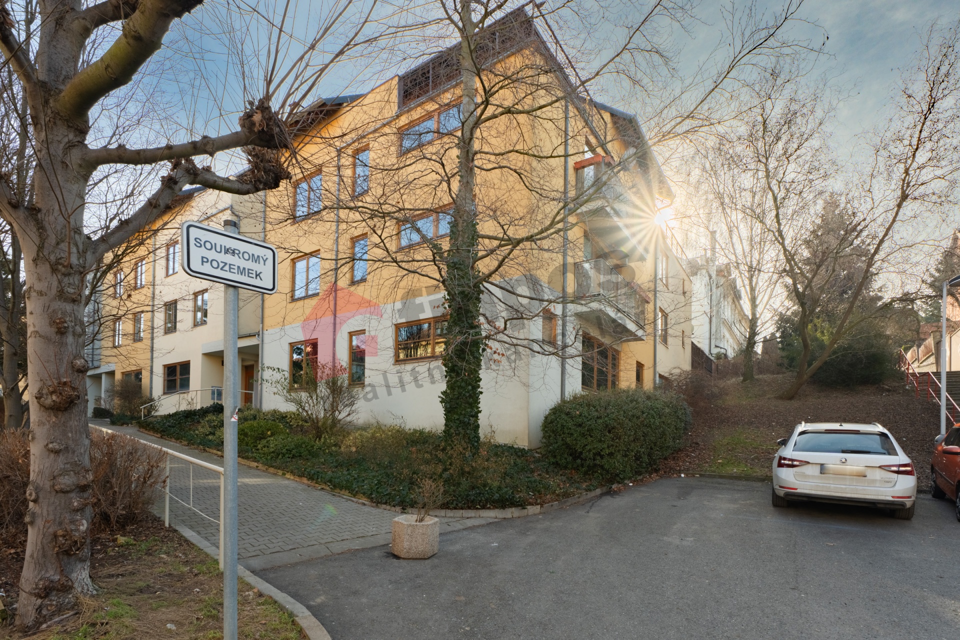 Byt 3+kk 92 m2 (v KN veden jako dvě  nebytové jednotky) + garážové stání Praha 6. Břevnov ul. Hoštál