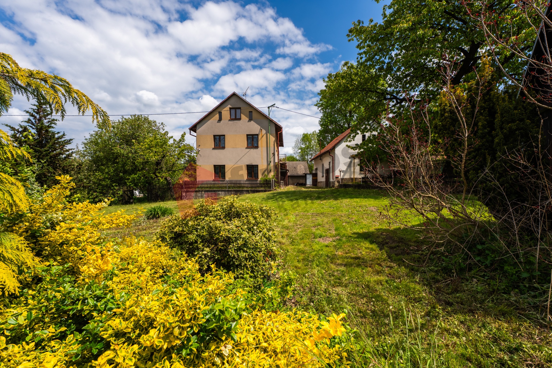 Prodej dvoupodlažního domu 2+1 a 3+1 se zahradou 3059 m2, v Otradovicích u Votic v okrese Benešov u 